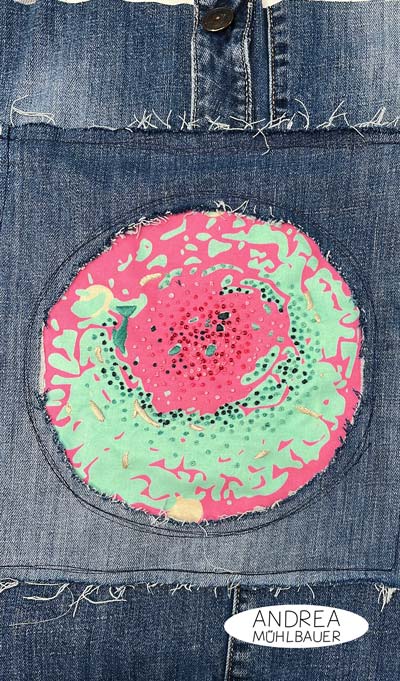 Aufsatztasche mit Stickerei und Jeansumrandung