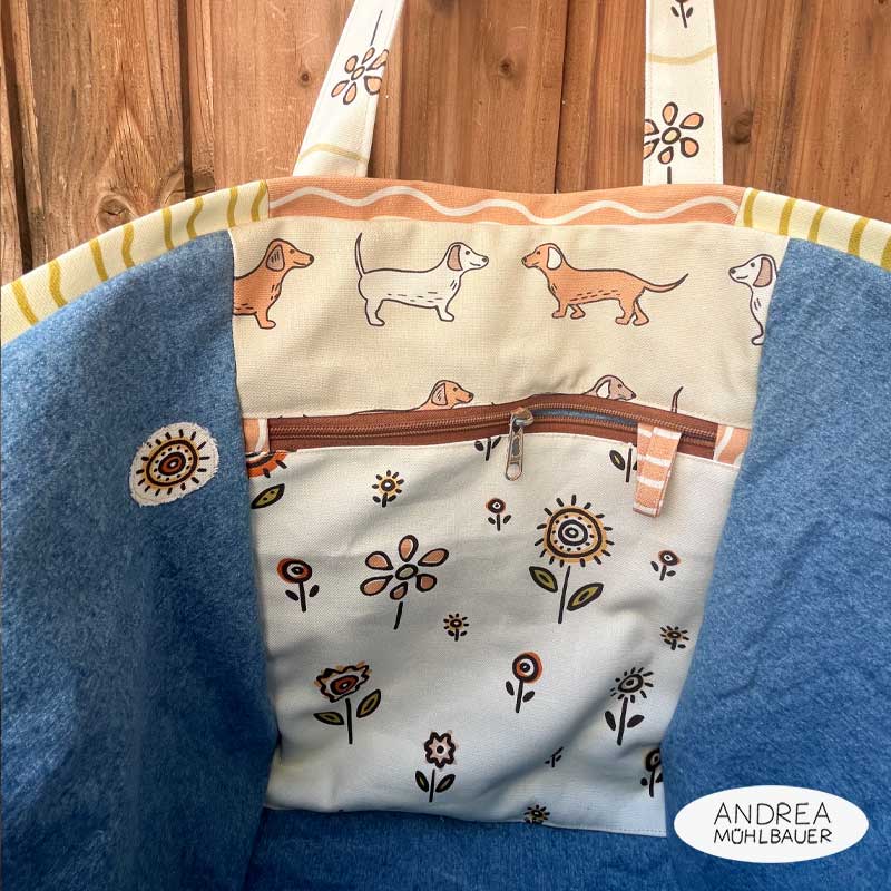 Innenansicht der Dackeltasche mit Reißverschlusstasche mit Muster und Jeansfutter