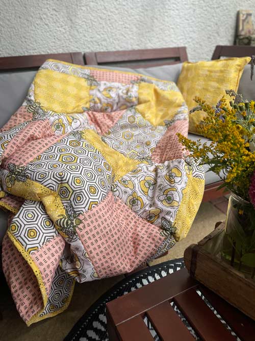 Patchworkdecke mit Kissen